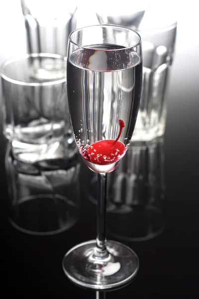 喝与樱桃的玻璃 — 图库照片