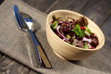 Taze bahar salatası