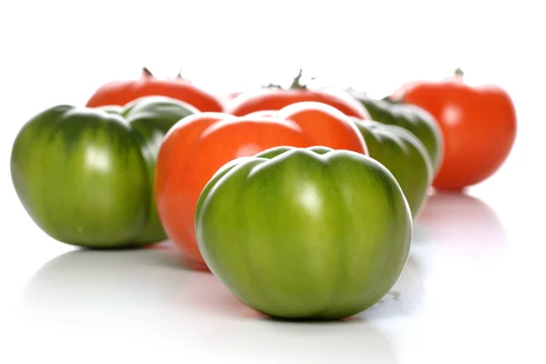 Rood en groen rijpe tomaten — Stockfoto