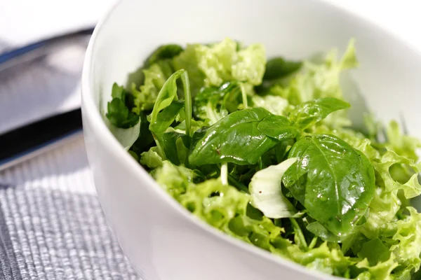 Salada de primavera verde — Fotografia de Stock