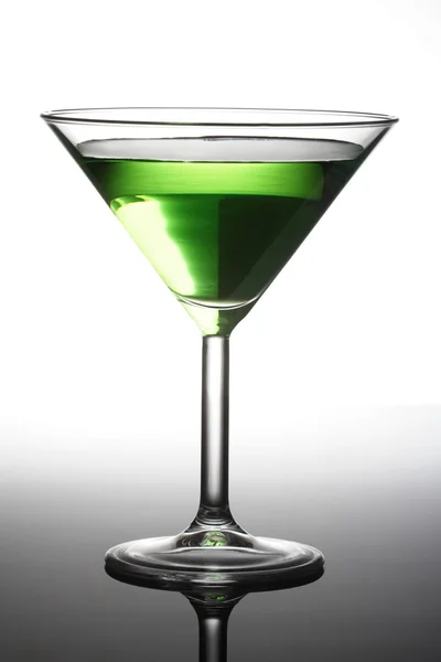 Trinken im Martini-Glas — Stockfoto