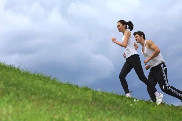 Pareja haciendo ejercicio en el parque —  Fotos de Stock