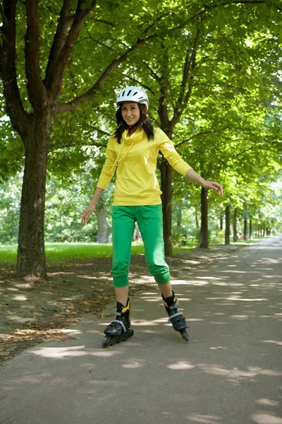 Vrouw rijden rolschaatsen — Stockfoto