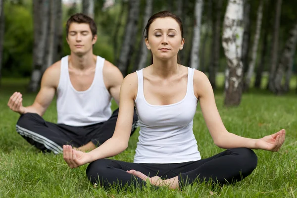 Couple s'exerçant dans le parc — Photo