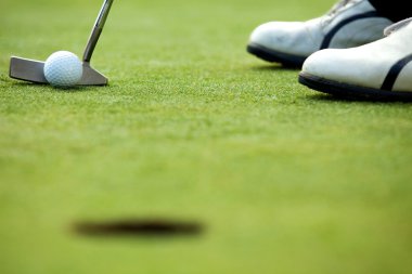 Golf oynayan kişi