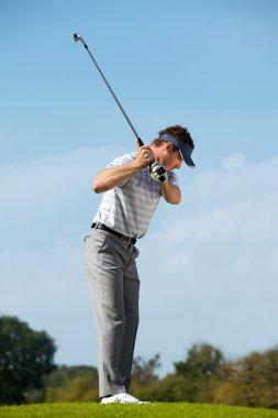 Golf oynayan adam.