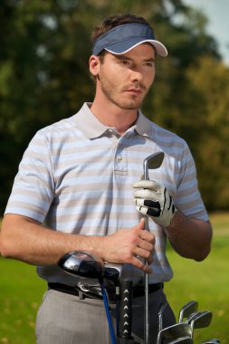 Adam golf çantası tarafından ayakta