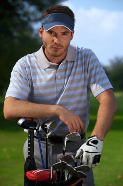 Adam golf çantası tarafından ayakta