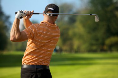 Golf sopası sallayan adam.