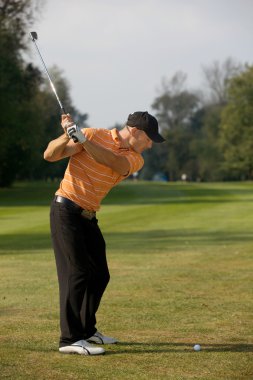 Golf sopası sallayan adam.