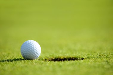 Çimlerin üzerinde golf topu