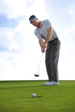 Golf oynayan adam.