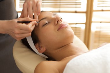 Göz kaşları koparıp sahip kadın