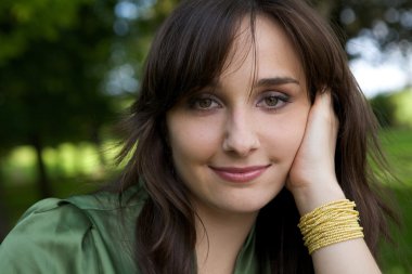 Gülümseyen genç kadın