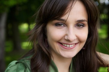 Gülümseyen genç kadın