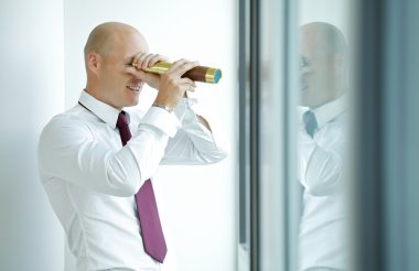 Teleskop kullanarak casusluk işadamı