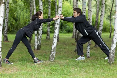 parkta egzersiz Çift