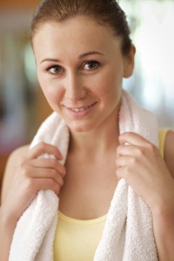 gülümseyen genç bir kadın