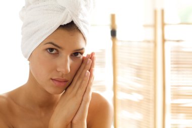 kadını elleriyle sıktı