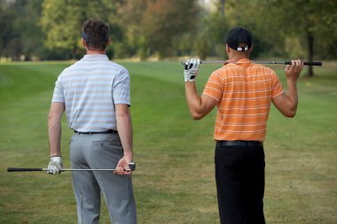 erkekler golf sahasında ayakta