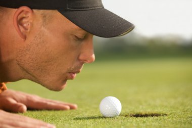 Adam golf topu üzerinde üfleme
