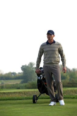 arabası taşıyan adam