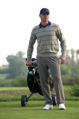 Genç adam arabası taşıyan