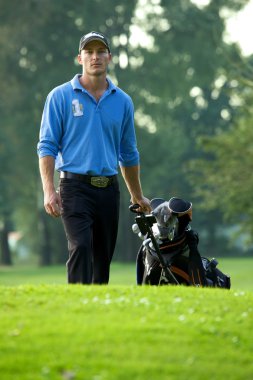 arabası taşıyan adam