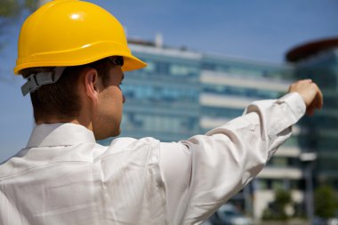 İşçisi işaret içinde mimar