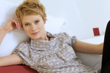 Kadın yatakta dinleniyor.