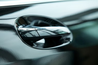 arabanın kapı kolu