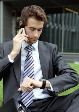 İş adamı cep telefonuyla konuşuyor.