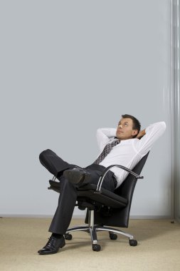 Ofiste oturan iş adamı