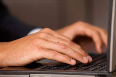 Dizüstü bilgisayar kullanan kişi