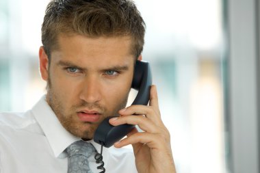 İş adamı telefonda konuşuyor.