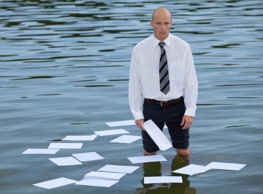 Gölde ayakta işadamı