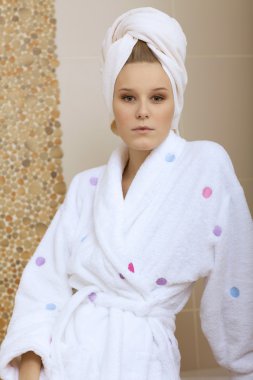 genç bir kadın kılığında