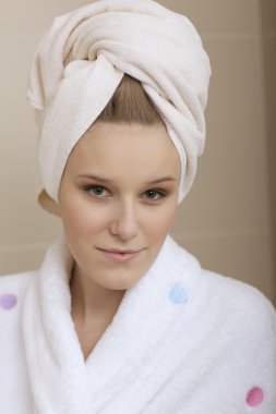 genç bir kadın kılığında