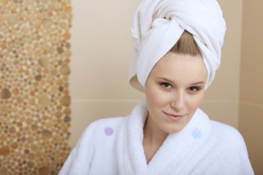 genç bir kadın kılığında