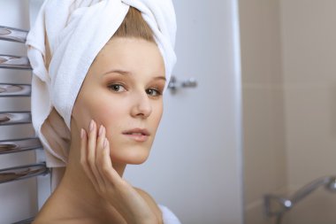 genç bir kadın kılığında