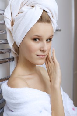 Gülümseyen genç kadın