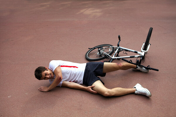 Человек ранен во время езды на велосипеде
