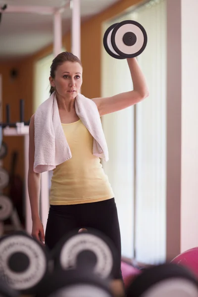 Frau beim Gewichtheben — Stockfoto