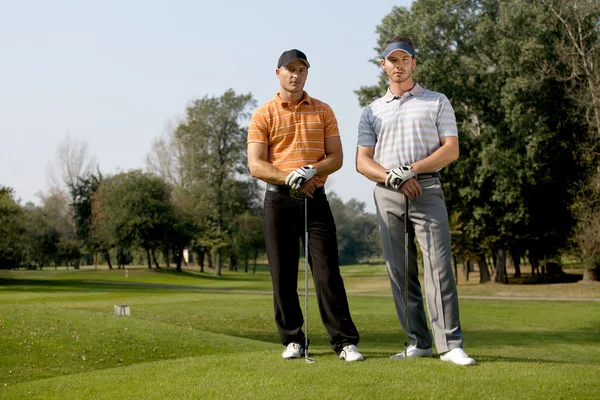 Mannen permanent met golf stokken — Stockfoto