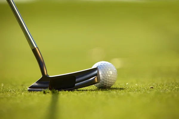 Um taco de golfe num campo de golfe — Fotografia de Stock