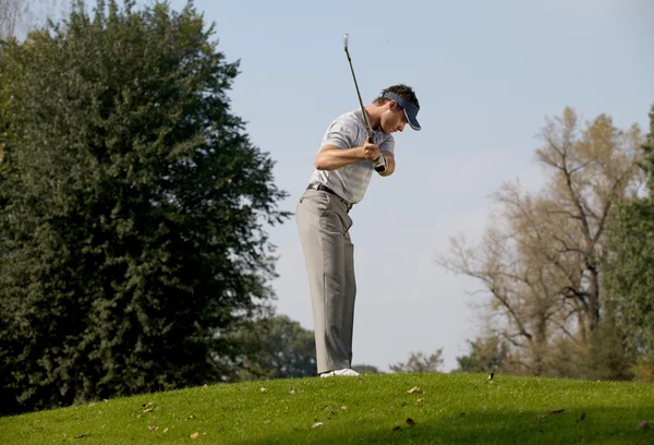 Homem a jogar golfe — Fotografia de Stock