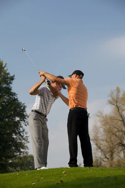 Golf profissional ajudando jovem — Fotografia de Stock