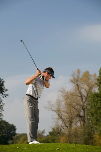 Hombre jugando al golf — Foto de Stock