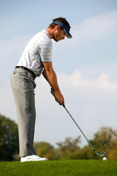 Hombre jugando al golf — Foto de Stock