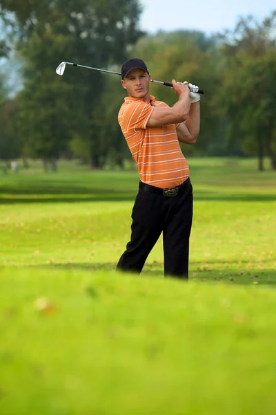 Man swinging golf club — Stock Photo, Image